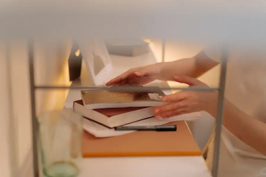 Полка с книгами и заметками